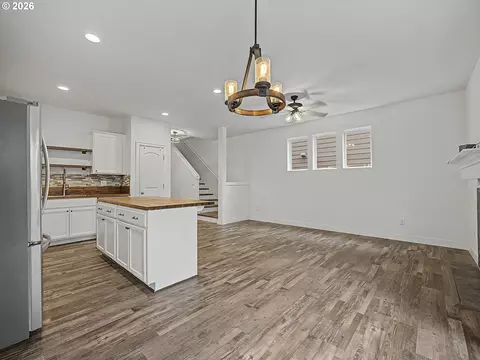 Living - 37935 Killarney St, Sandy, OR 97055 photo 4 of 5