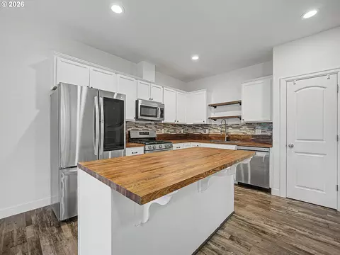 Kitchen - 37935 Killarney St, Sandy, OR 97055 photo 2 of 3