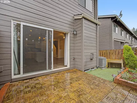 Exterior - 37935 Killarney St, Sandy, OR 97055 photo 8 of 11
