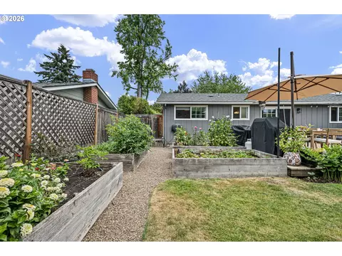 Exterior - 2240 Valhalla St, Eugene, OR 97401 photo 9 of 10