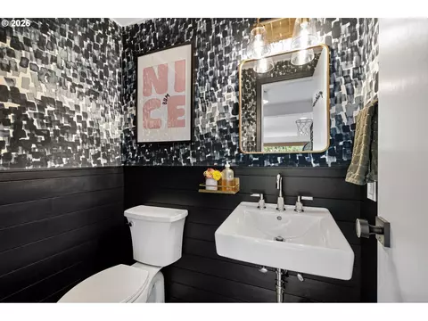 Bath - 2240 Valhalla St, Eugene, OR 97401 photo 1 of 2