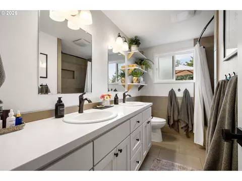 Bath - 2240 Valhalla St, Eugene, OR 97401 photo 2 of 2