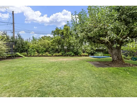 Exterior - 2240 Valhalla St, Eugene, OR 97401 photo 5 of 10