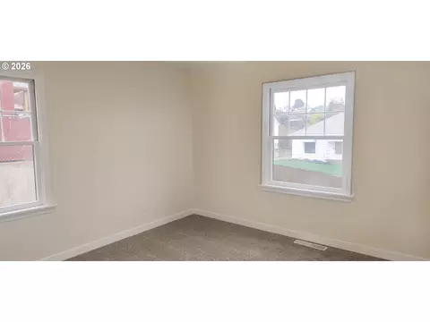Bedroom - 627 NW 9th St, Pendleton, OR 97801 photo 1 of 5