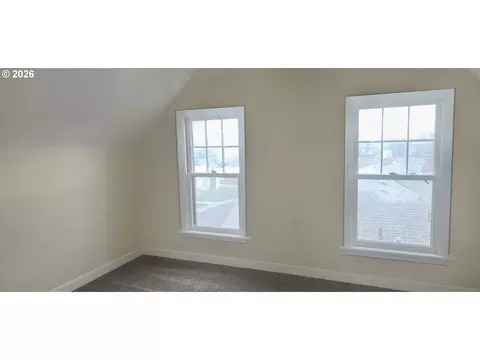 Bedroom - 627 NW 9th St, Pendleton, OR 97801 photo 5 of 5