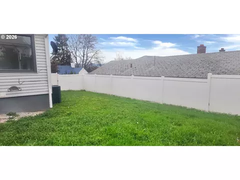 Exterior - 627 NW 9th St, Pendleton, OR 97801 photo 5 of 6