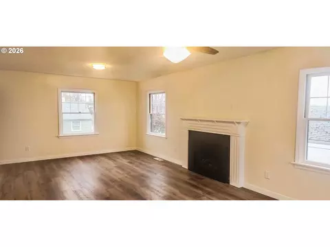 Living - 627 NW 9th St, Pendleton, OR 97801 photo 2 of 3