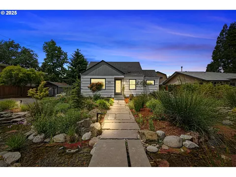 1090 Maple Dr, Eugene, OR 97404