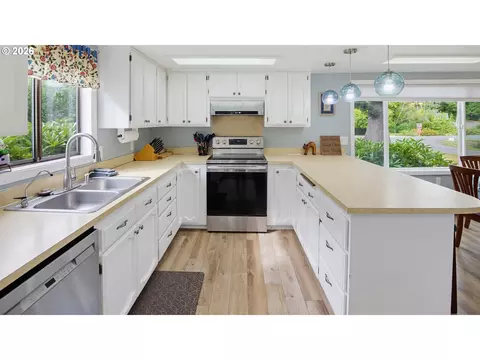 Kitchen - 85600 Maple St, Florence, OR 97439 photo 3 of 4