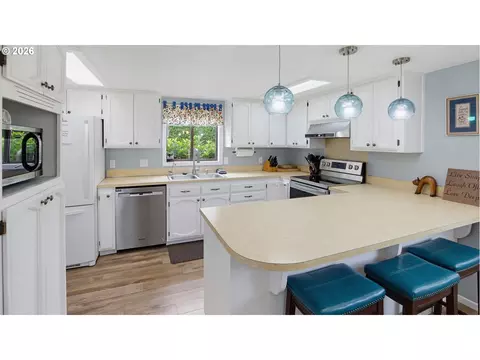 Kitchen - 85600 Maple St, Florence, OR 97439 photo 1 of 4