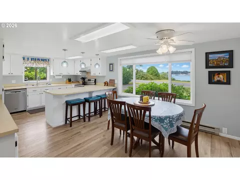 Dining - 85600 Maple St, Florence, OR 97439 photo 1 of 1