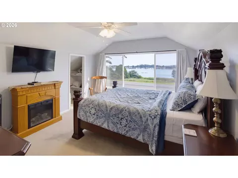 Bedroom - 85600 Maple St, Florence, OR 97439 photo 1 of 4