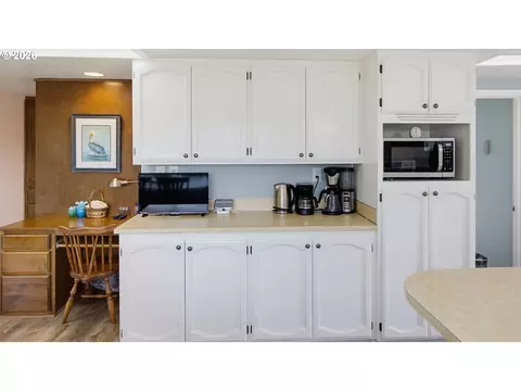 Kitchen - 85600 Maple St, Florence, OR 97439 photo 4 of 4