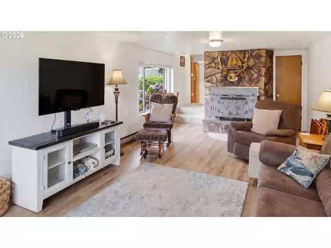 Living - 85600 Maple St, Florence, OR 97439 photo 2 of 2