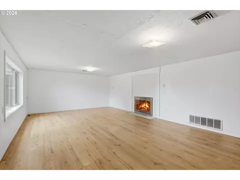 Living - 601 E 12th St, The Dalles, OR 97058 photo 7 of 9