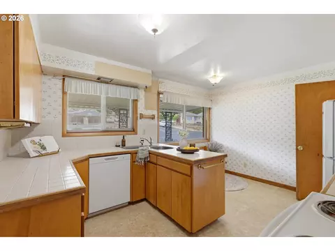 Kitchen - 601 E 12th St, The Dalles, OR 97058 photo 1 of 6