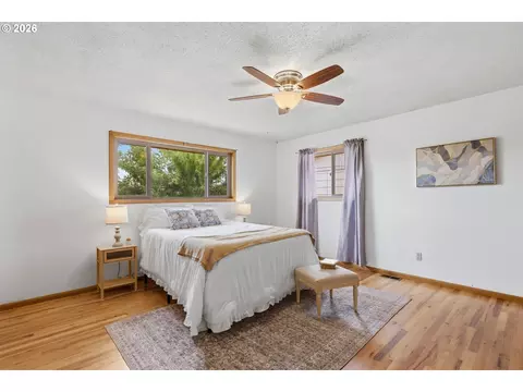 Bedroom - 601 E 12th St, The Dalles, OR 97058 photo 2 of 5