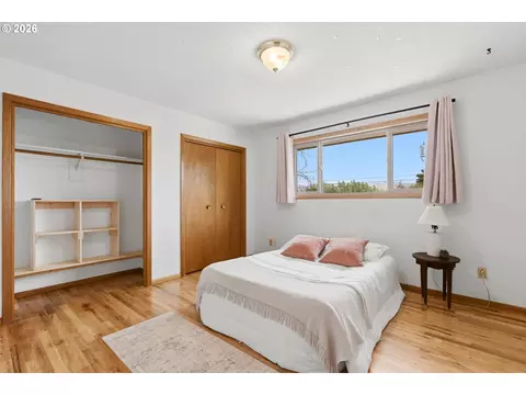 Bedroom - 601 E 12th St, The Dalles, OR 97058 photo 4 of 5