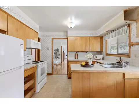 Kitchen - 601 E 12th St, The Dalles, OR 97058 photo 5 of 6