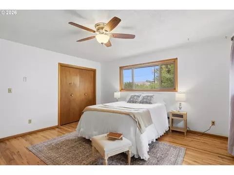Bedroom - 601 E 12th St, The Dalles, OR 97058 photo 1 of 5