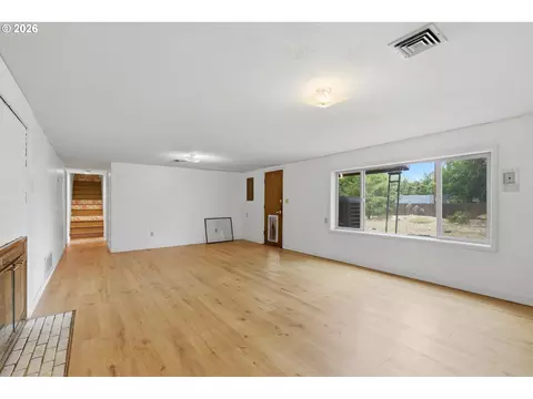 Living - 601 E 12th St, The Dalles, OR 97058 photo 9 of 9