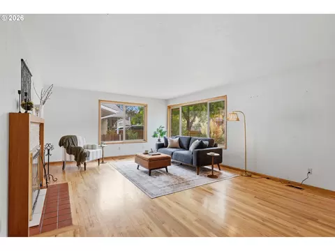 Living - 601 E 12th St, The Dalles, OR 97058 photo 2 of 9