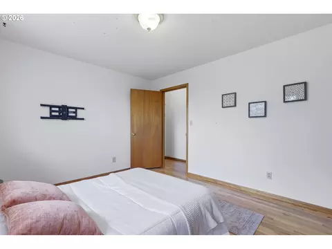 Bedroom - 601 E 12th St, The Dalles, OR 97058 photo 3 of 5