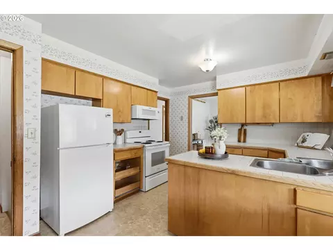 Kitchen - 601 E 12th St, The Dalles, OR 97058 photo 4 of 6