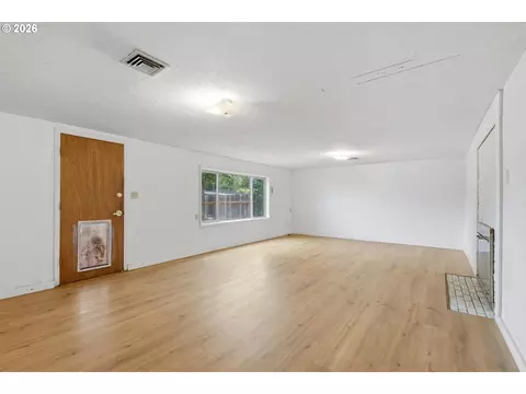 Living - 601 E 12th St, The Dalles, OR 97058 photo 6 of 9