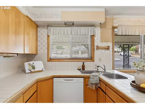 Kitchen - 601 E 12th St, The Dalles, OR 97058 photo 2 of 6