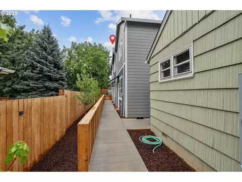 7824 SE Salmon St, Portland, OR 97215
