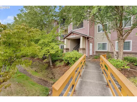 10664 NE Holly St #104, Hillsboro, OR 97006