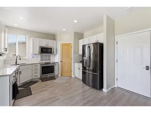 Kitchen - 5471 Gould Ave, Eugene, OR 97402 photo 1 of 2