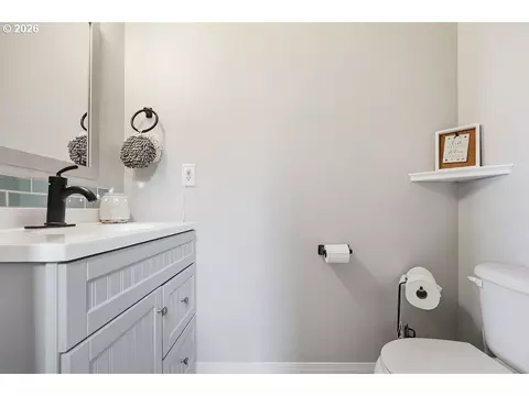 Bath - 5471 Gould Ave, Eugene, OR 97402 photo 2 of 3