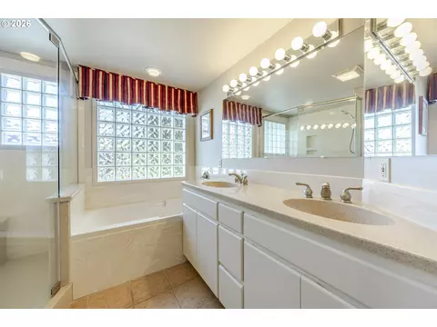 Bath - 3377 Onyx Pl, Eugene, OR 97405 photo 2 of 4