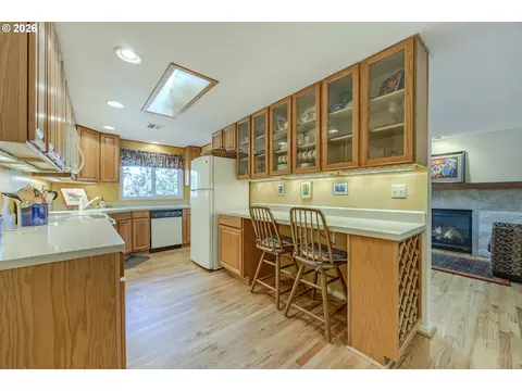 Kitchen - 3377 Onyx Pl, Eugene, OR 97405 photo 3 of 7