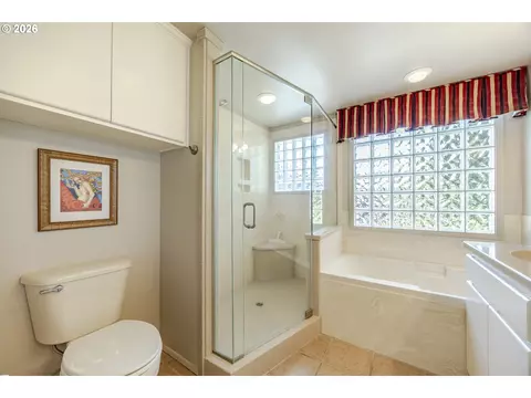 Bath - 3377 Onyx Pl, Eugene, OR 97405 photo 3 of 4