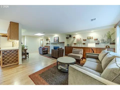 Living - 3377 Onyx Pl, Eugene, OR 97405 photo 6 of 8