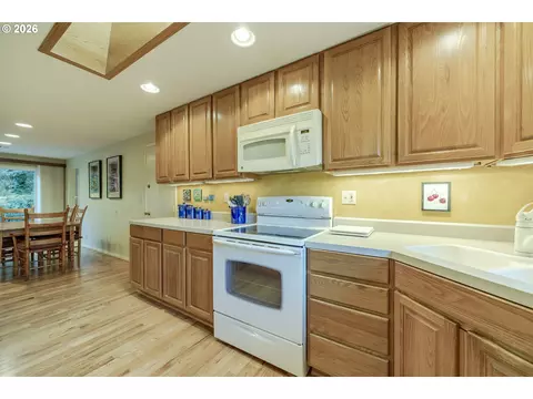 Kitchen - 3377 Onyx Pl, Eugene, OR 97405 photo 4 of 7