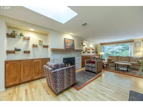 Living - 3377 Onyx Pl, Eugene, OR 97405 photo 3 of 8