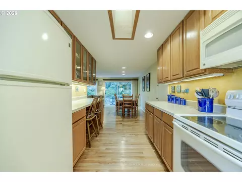 Kitchen - 3377 Onyx Pl, Eugene, OR 97405 photo 5 of 7