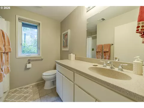 Bath - 3377 Onyx Pl, Eugene, OR 97405 photo 1 of 4