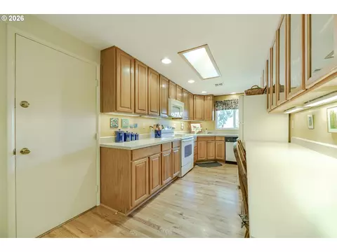 Kitchen - 3377 Onyx Pl, Eugene, OR 97405 photo 2 of 7
