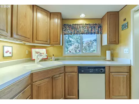 Kitchen - 3377 Onyx Pl, Eugene, OR 97405 photo 7 of 7