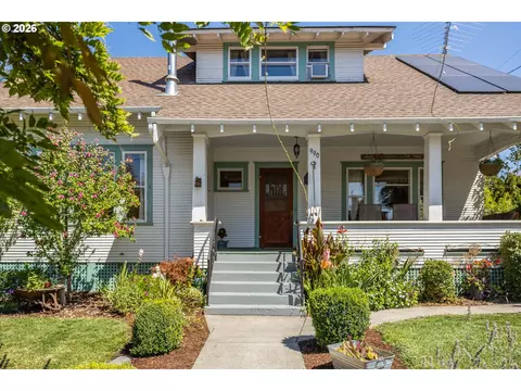 990 Taylor St, Mount Angel, OR 97362