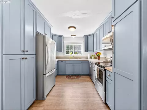 Kitchen - 1130 NW 1st St, Gresham, OR 97030 photo 1 of 2