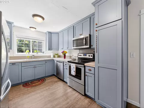 Kitchen - 1130 NW 1st St, Gresham, OR 97030 photo 2 of 2
