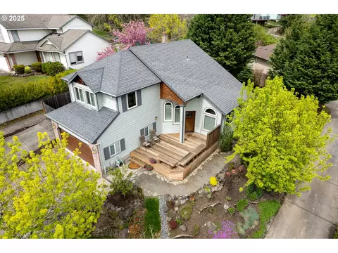 337 SW 27th Way, Troutdale, OR 97060