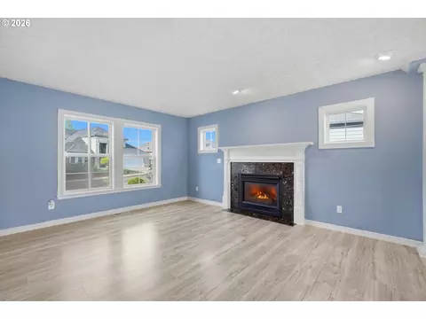 Living - 328 SW 38th Loop, Gresham, OR 97080 photo 2 of 7