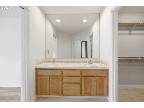 Bath - 328 SW 38th Loop, Gresham, OR 97080 photo 2 of 3